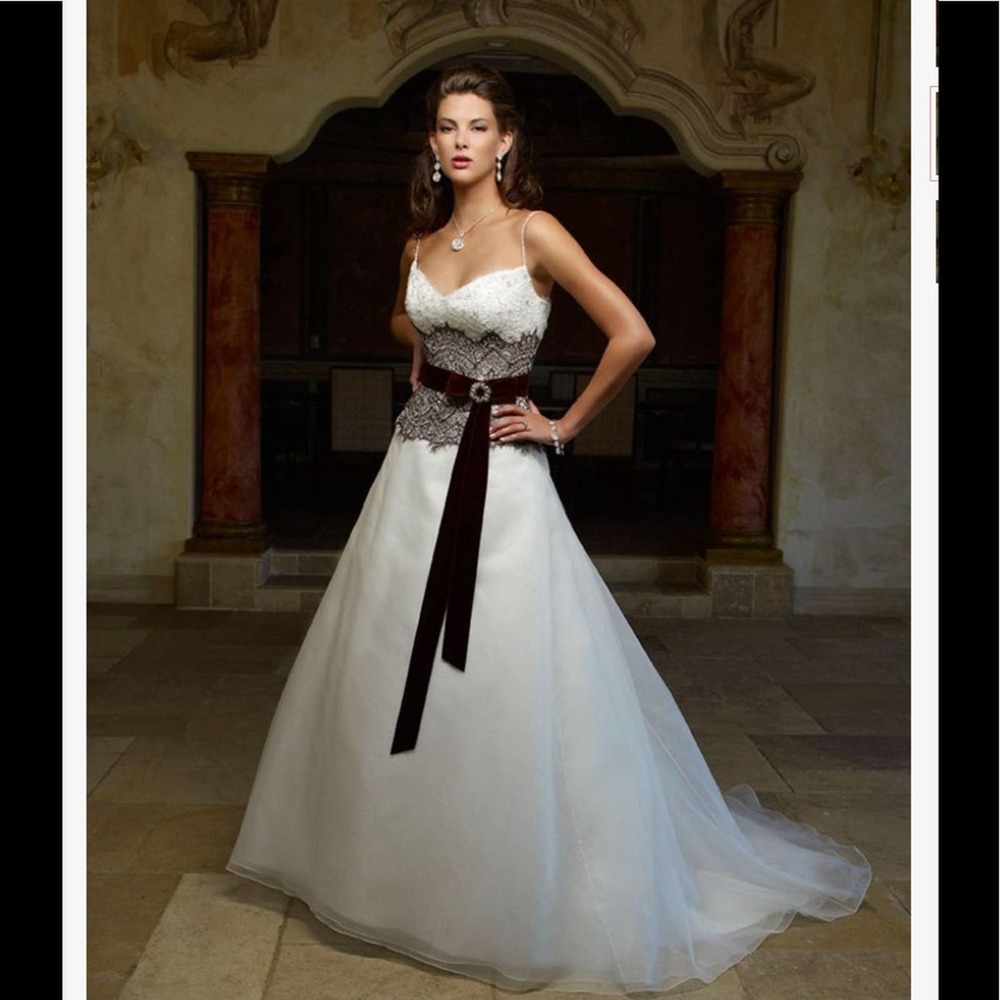 Stunning New Casablanca Wedding Gown💕